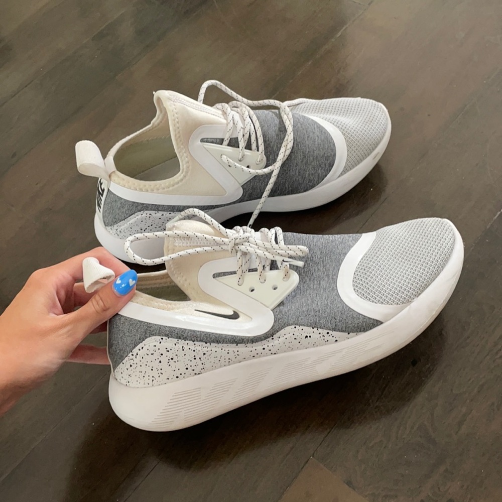 Women’s white nikes! Worn once !